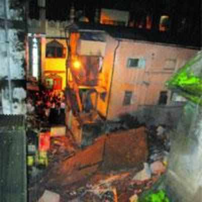 Partial house collapse in Mumbra too