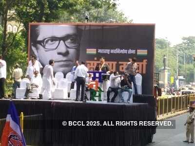 Maharashtra Navnirman Sena President Raj Thackeray warns Railways to evict all hawkers from foot-over bridges in 15 days or face consequences