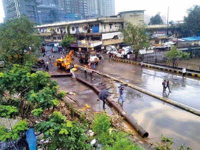 Traffic chaos after water pipeline bursts,  BMC shuts down the northern side of Oshiwara bridge