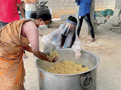 Actor Sanjjanaa distributes free meals to the needy