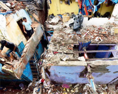 Dharavi building comes crashing down; 12 hurt