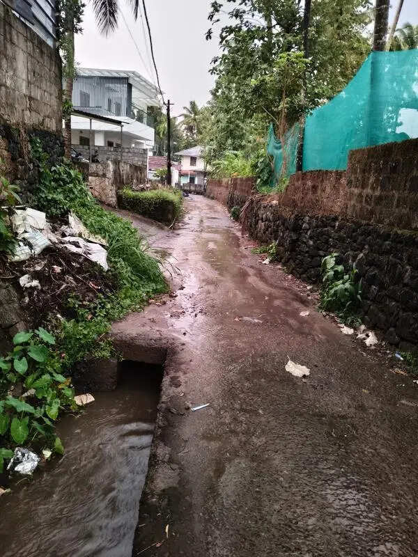Waste dumping in Mannankadavu Canal sparks health concerns in Muvattupuzha