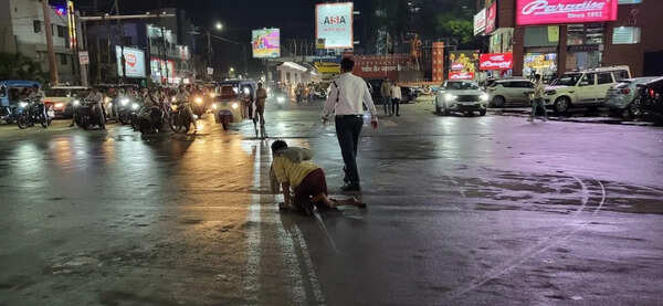 Raipur cop who held up traffic to help disabled cross street feted