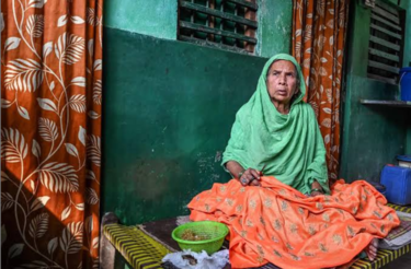 Sultana, the great-granddaughter of Mughal emperor Bahadur Shah Zafar reduced to a life of poverty; she is alive and lives here in India