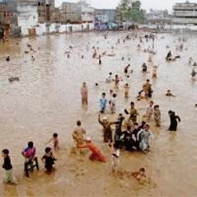 Rains lash Pakistan as Phet closes in