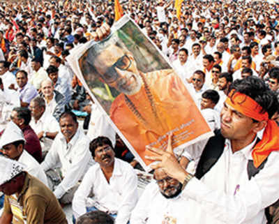 2 lakh gather for Thackeray birth anniversary; Singh weakest PM, says Uddhav