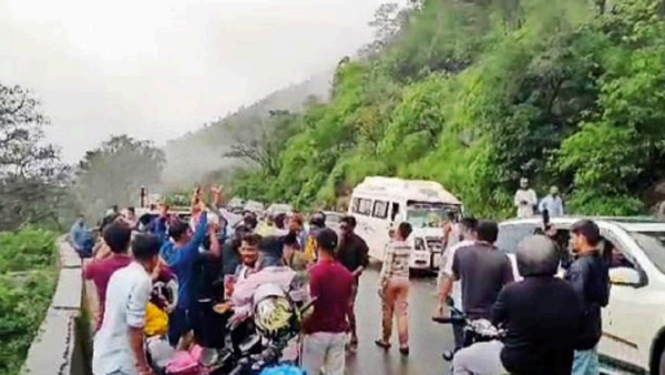 Tourists cause traffic snarls on Charmadi Ghat road