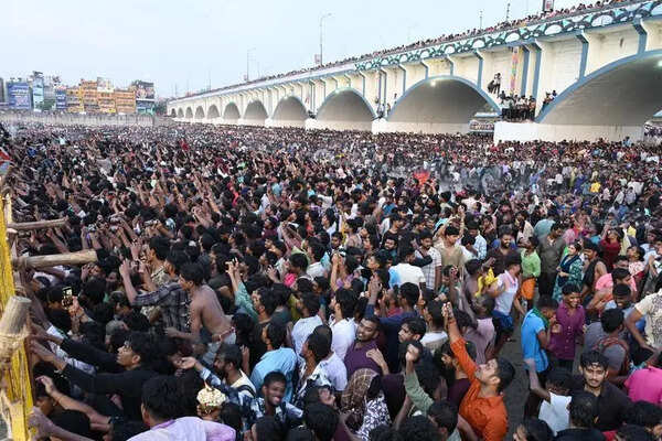 Lakhs witness Kallazhagar’s entry into Vaigai
