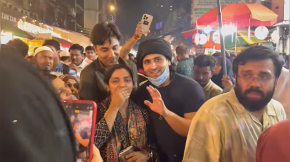 Shoaib then obliged the fans