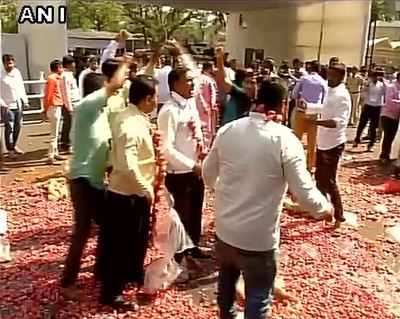 Mumbai: Swabhimani Shetkari Sanghatana workers throw onions, toor dal outside Maharashtra Assembly