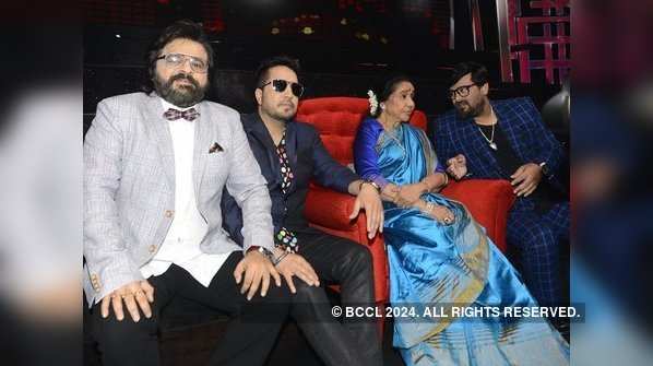 Asha Bhosle poses with Mika, Pritam, Sajid-Wajid on Sa Re Ga Ma Pa; see pics