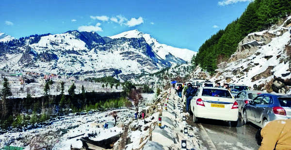 Snow rush jams Manali roads
