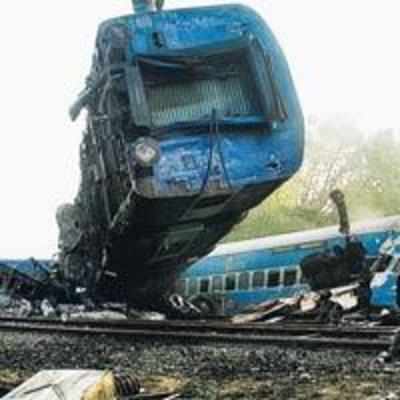 Brahmaputra Mail derails, one killed