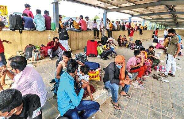 10pm-5am curfew imposed, migrant workers begin to leave Gurugram