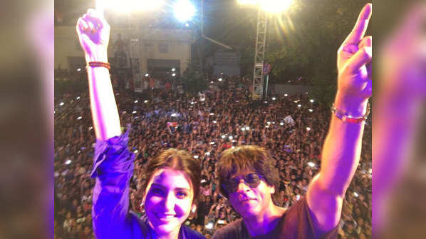 Shah Rukh Khan and Anushka Sharma end promotions in Kolkata with a jubilant picture