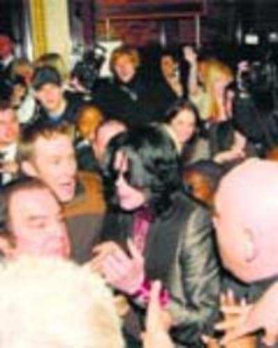 Jacko mobbed by fans in London