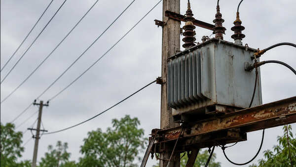 Worker electrocuted to death during illegal shifting of transformer in Beed district