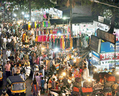 BMC drives out 100 hawkers from outside Chembur station