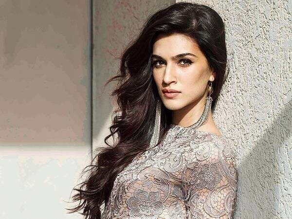 Watch: Kriti Sanon does the 'twist kamariya' to celebrate 'Bareilly Ki Barfi' successful release