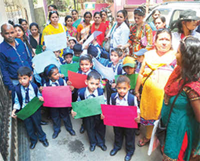 Dombivali school bars students from entering for not paying hiked fee