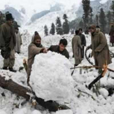 Avalanches leave over 16 soldiers dead in Kashmir