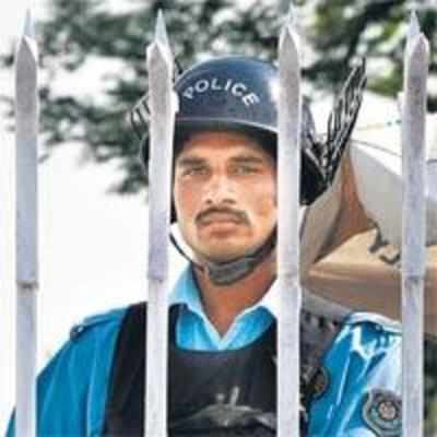 Pak sacks 50 cops for '˜lack of courage'