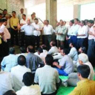 Teachers, students of Airoli college stage agitation