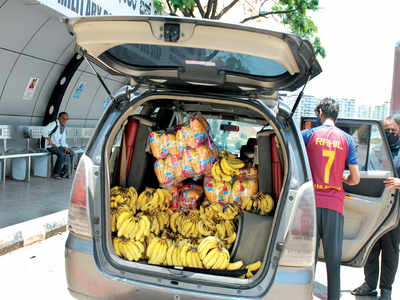 Every day, these entrepreneurs spend Rs 20,000 and load up their car with essentials to hand them out to guest workers
