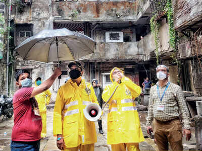 BMC removes people from dilapidated buildings in Sion, Kurla