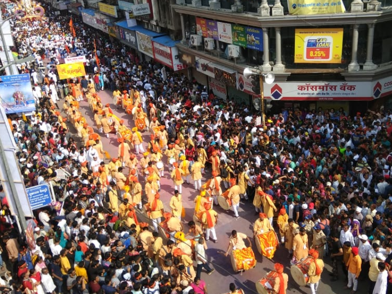 Pune, Laxmi Road packed on Ganesh Visarjan Mumbai Mirror