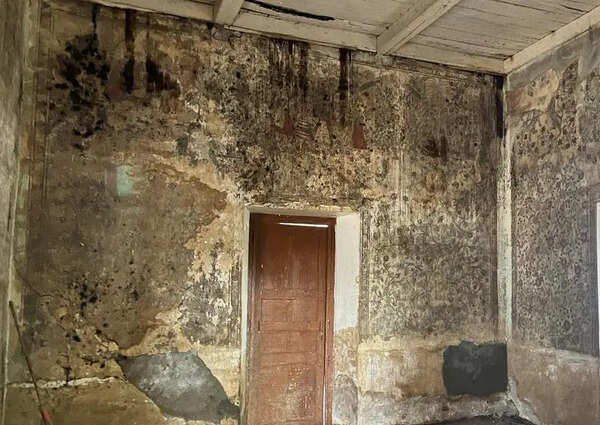 Gujarat: Heritage Kamangari art crumbles in the ruin of this Anjar bungalow