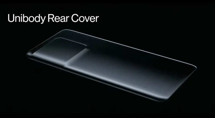 At first glance, the OnePlus 10T looks remarkably similar to the OnePlus 10 Pro. OnePlus says this is because it intentionally wanted the OnePlus 10T and the OnePlus 10 Pro – company's two global flagship smartphones for 2022 – to look like they belonged in the same family.