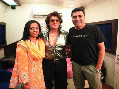 Sonu Nigam Regales Bangalore  with Mayavi, Mere Dholna on-stage Debut at Gig by NR Talent & Event Management