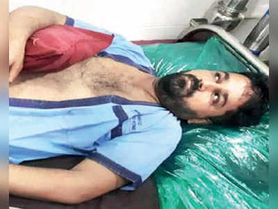 MNS leader thrashed by hawkers