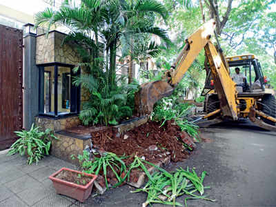 BMC demolishes 20 footpath encroachments in Mumbai's Juhu area