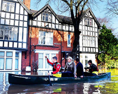 Thousands hit by floods in Britain, PM Cameron calls emergency meet