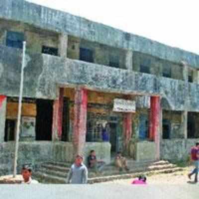 PMC to declare 2 school buildings unsafe, fate of 600 students at stake
