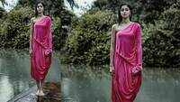 Ananya Panday’s rainy look in this pink satin dress is just unmissable! 
