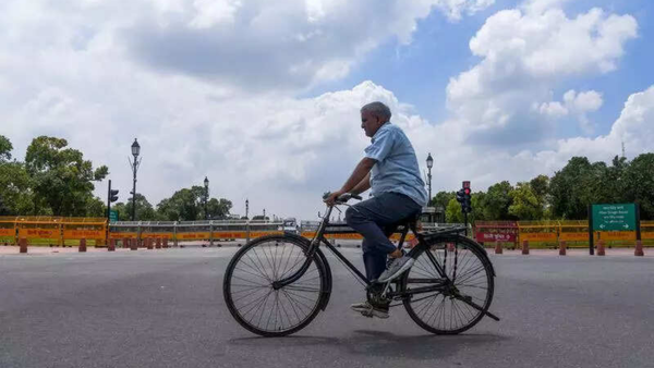 Delhi weather: IMD forecasts heatwave till Saturday; AQI in ‘moderate’ category