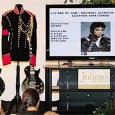 MJ's clothes fetch over $400,000 at auction