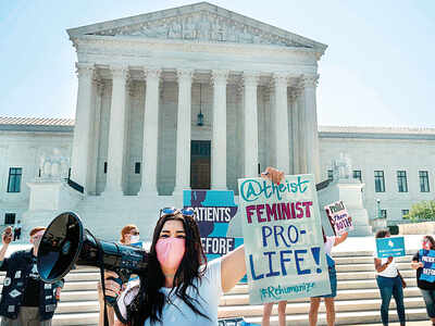 US Supreme Court strikes down law limiting abortions