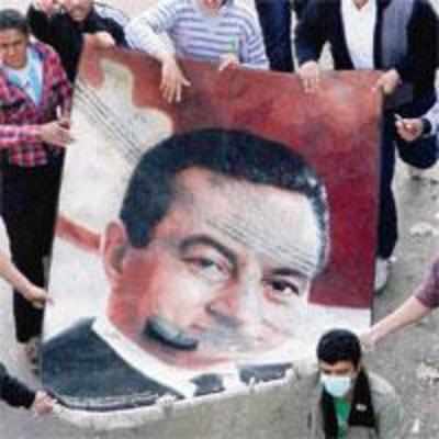 Mubarak sacks cabinet as fresh protests rock Cairo