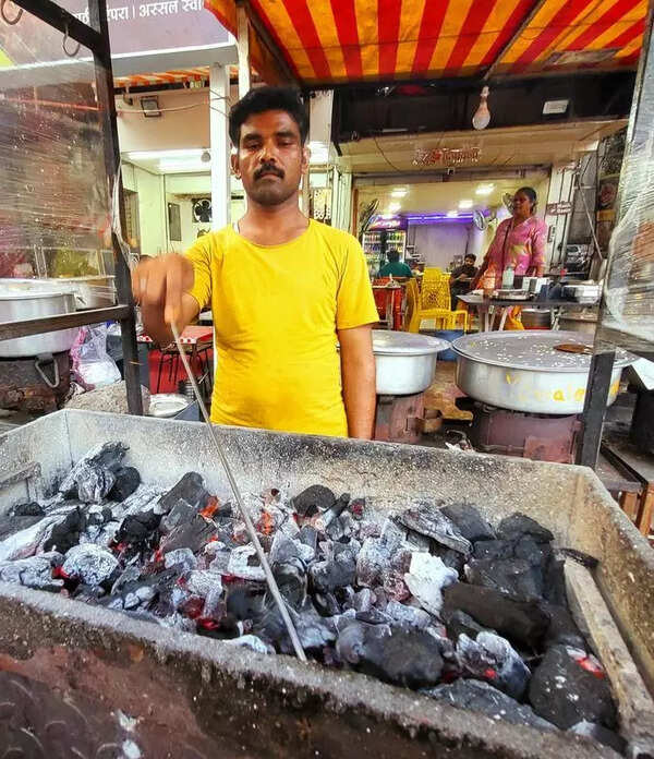 Traditional cooking keeps Ramzan food stalls running in Pune despite LPG shortage