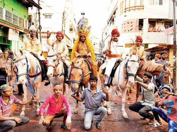 With five Dulhas, this was one crazy Holi Baraat