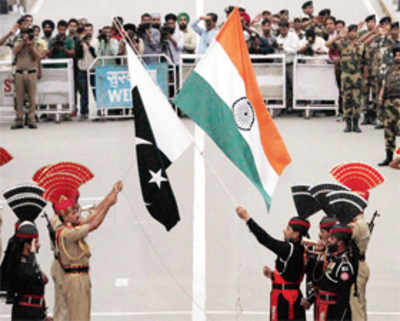 India, Pak hold symbolic retreat at Wagah border