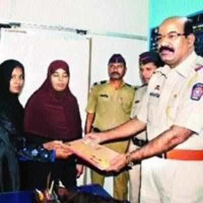 Two honest GRP constables return jewellery worth lakhs to owner