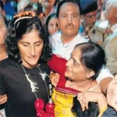 Sunita lands in Gujarat to a hero's welcome