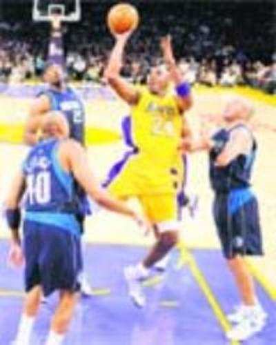 Bryant stars in Lakers' show