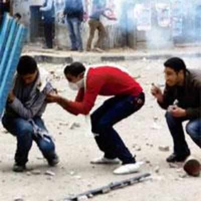 800 hurt as protesters reoccupy Tahrir Square