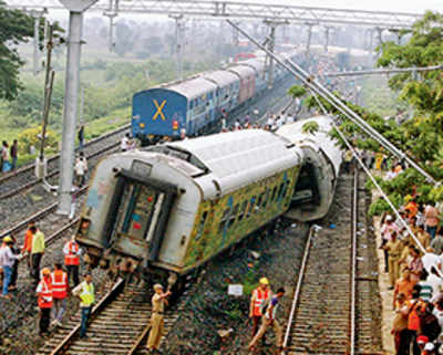 Mumbai-bound Duronto derails in K’tka, 2 dead